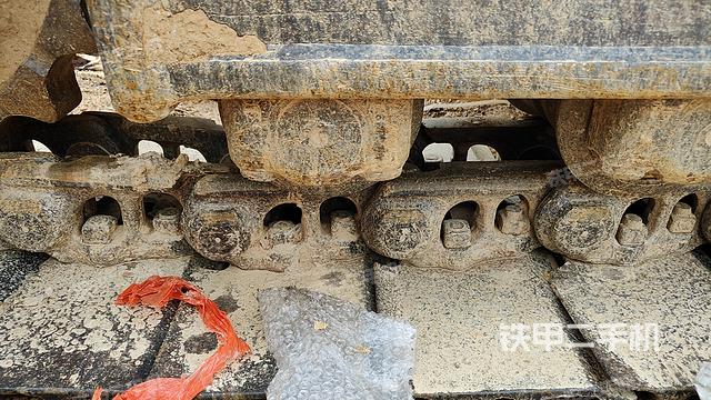 駕駛室頂部(整機(jī)外觀) 駕駛室頂部(整機(jī)外觀)