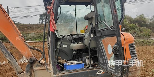 駕駛室整體(整機外觀) 駕駛室整體(整機外觀)