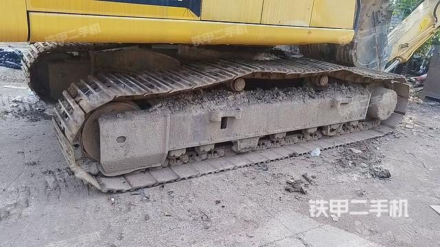 單側(cè)履帶整體(整機(jī)外觀) 單側(cè)履帶整體(整機(jī)外觀)