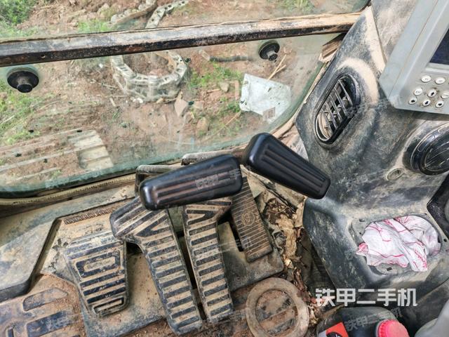 行走控制手柄和踏板?俯拍（駕駛室部分）