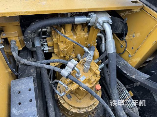 回轉(zhuǎn)馬達(dá)和主控閥(整機(jī)外觀) 回轉(zhuǎn)馬達(dá)和主控閥(整機(jī)外觀)