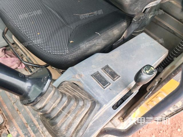 座椅左側(cè)控制臺/音響/含左手柄(駕駛室部分) 座椅左側(cè)控制臺/音響/含左手柄(駕駛室部分)