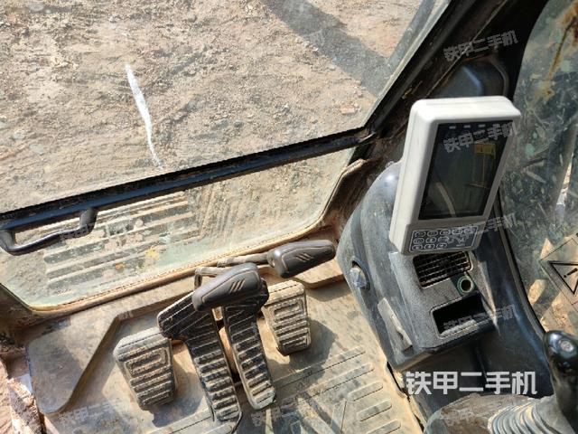 行走控制手柄和踏板?俯拍（駕駛室部分）