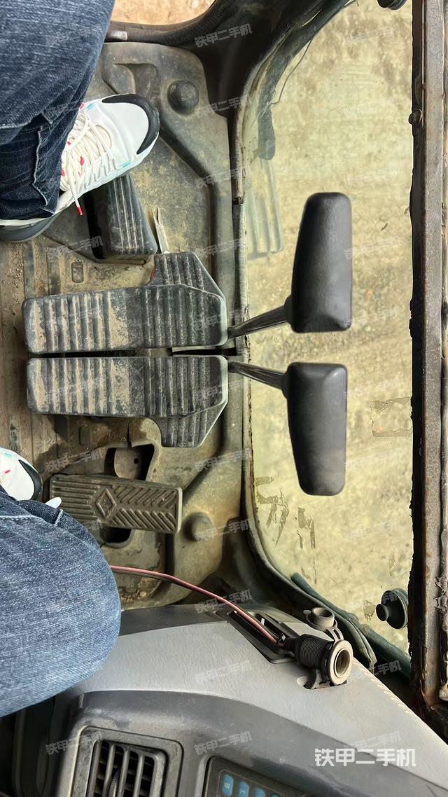 行走控制手柄和踏板?俯拍（駕駛室部分）