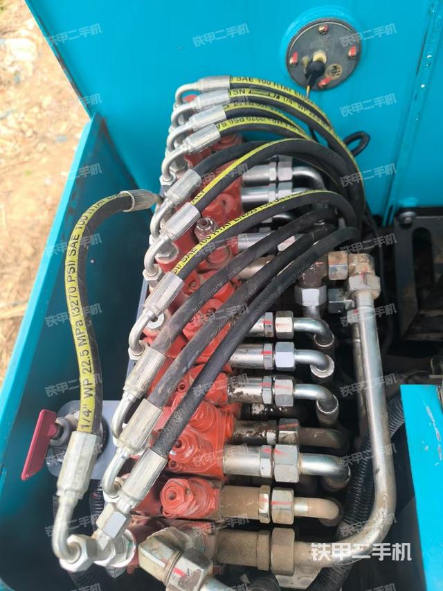 回轉(zhuǎn)馬達(dá)和主控閥（整機(jī)外觀）