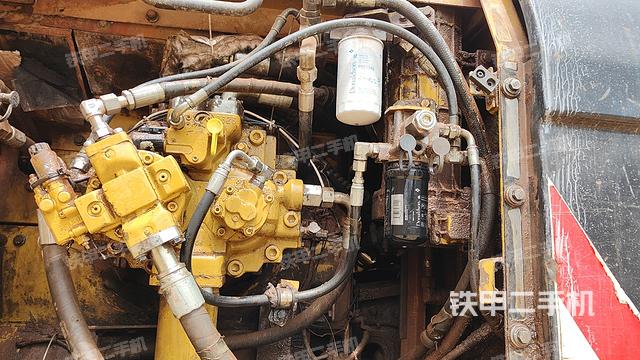 液壓泵艙室正面整體(整機(jī)外觀) 液壓泵艙室正面整體(整機(jī)外觀)
