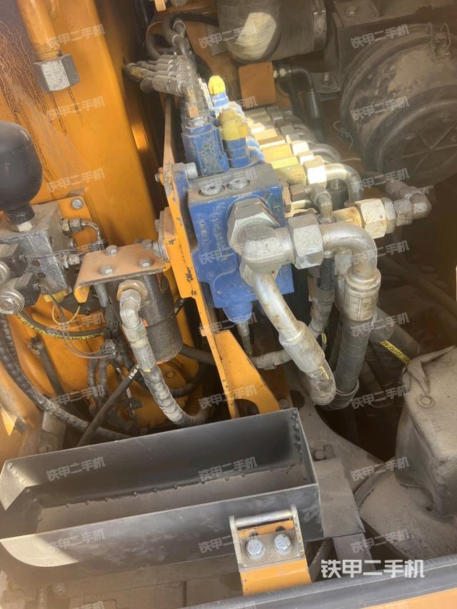 回轉(zhuǎn)馬達(dá)和主控閥(整機外觀) 回轉(zhuǎn)馬達(dá)和主控閥(整機外觀)