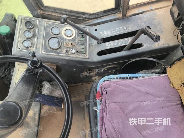 駕駛室內(nèi)座椅、儀表操作手柄全景（壓路機(jī)駕駛室）