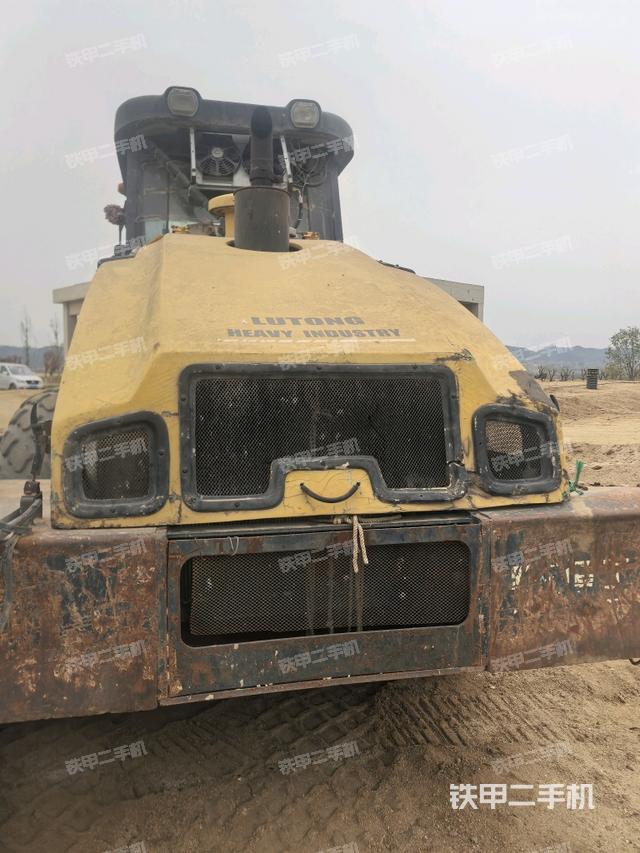 正后側(cè)（壓路機(jī)前后車架）