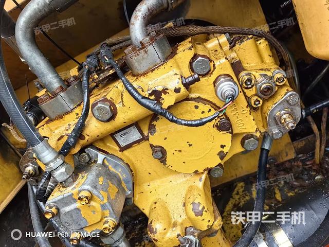 液壓泵艙室正面整體（整機外觀）