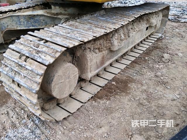 單側(cè)履帶整體(整機(jī)外觀) 單側(cè)履帶整體(整機(jī)外觀)