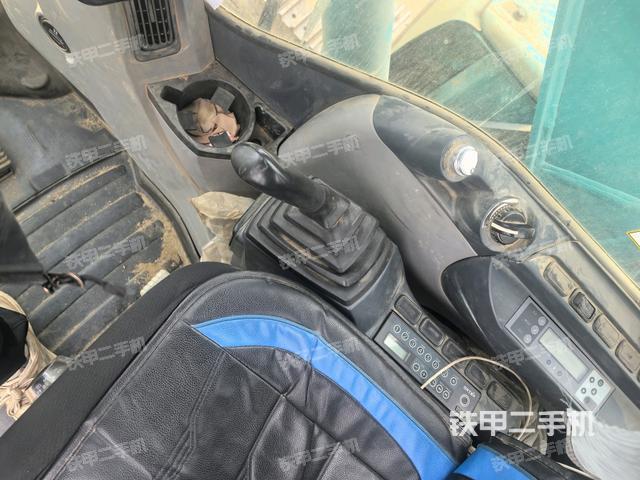 座椅右側(cè)控制臺/鑰匙門/油門/含右手柄(駕駛室部分) 座椅右側(cè)控制臺/鑰匙門/油門/含右手柄(駕駛室部分)