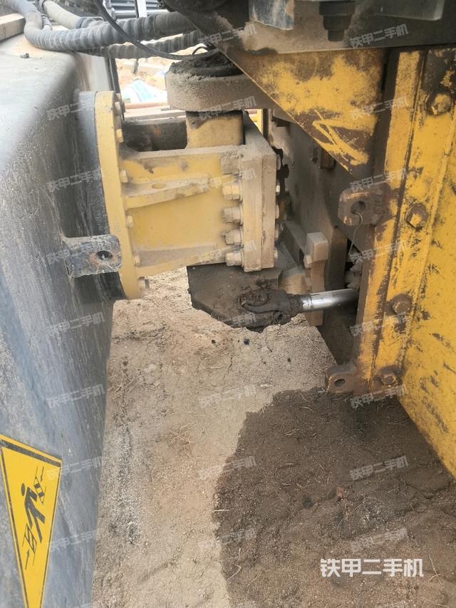 鉸接正右側(cè)（壓路機(jī)前后車架）