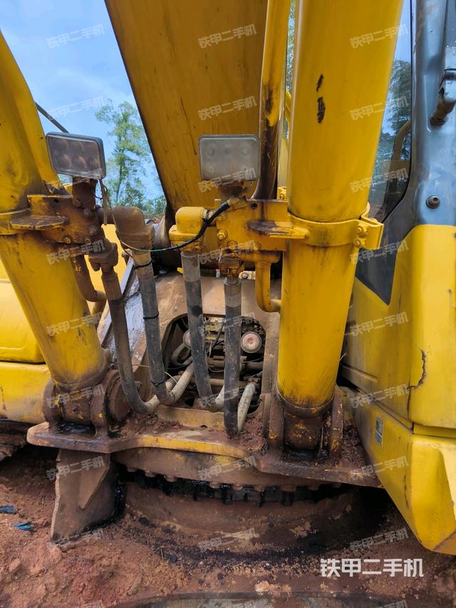 大臂油缸整体 竖拍(工作和回转装置) 大臂油缸整体 竖拍(工作和回转装置)