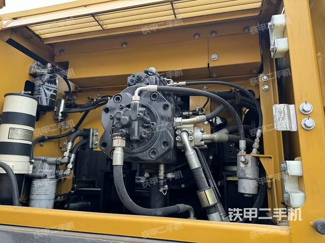液壓泵艙室正面整體(整機(jī)外觀) 液壓泵艙室正面整體(整機(jī)外觀)