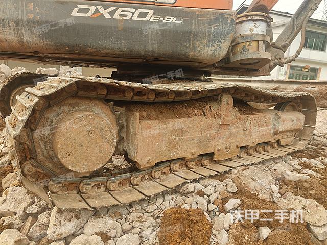 單側(cè)履帶整體(整機外觀) 單側(cè)履帶整體(整機外觀)