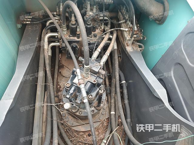 回轉(zhuǎn)馬達和主控閥(整機外觀) 回轉(zhuǎn)馬達和主控閥(整機外觀)