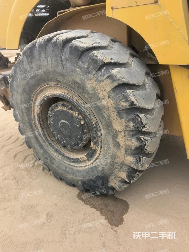 后輪左側(cè)全景（壓路機(jī)前后車架）