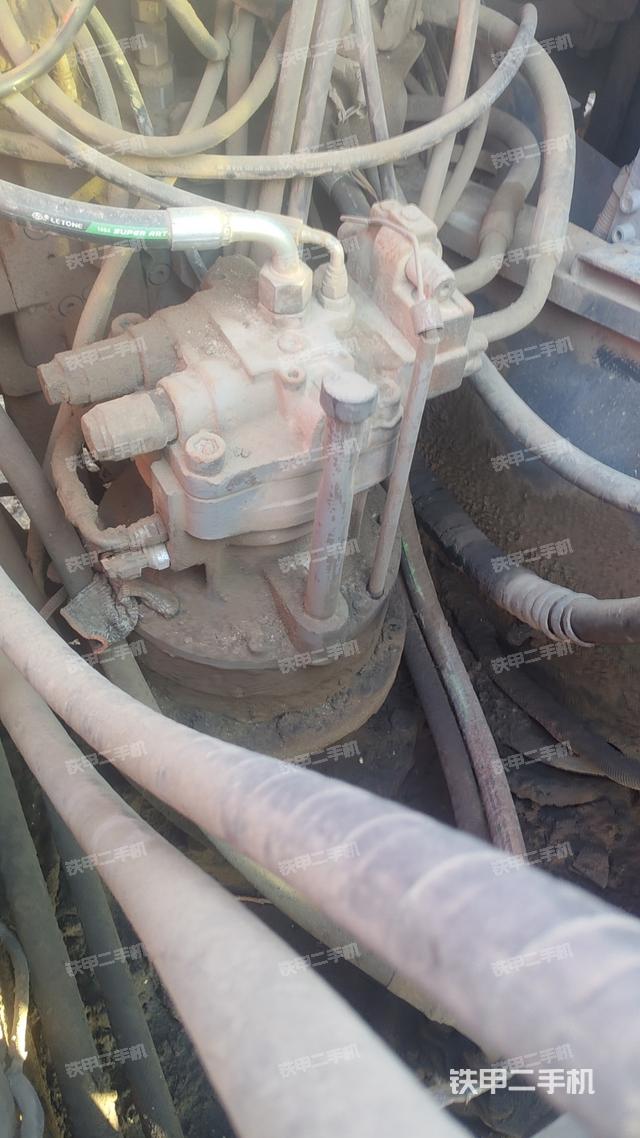 回轉馬達和主控閥(整機外觀) 回轉馬達和主控閥(整機外觀)