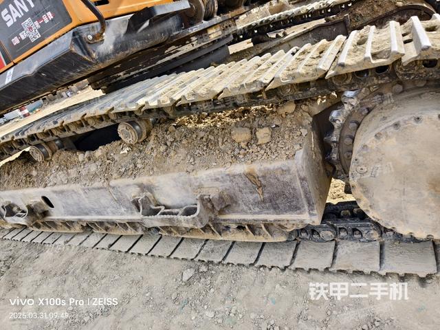 單側(cè)履帶整體(整機(jī)外觀) 單側(cè)履帶整體(整機(jī)外觀)