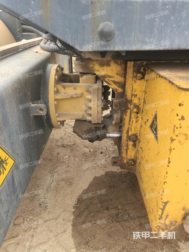 鉸接正左側(cè)（壓路機(jī)前后車架）