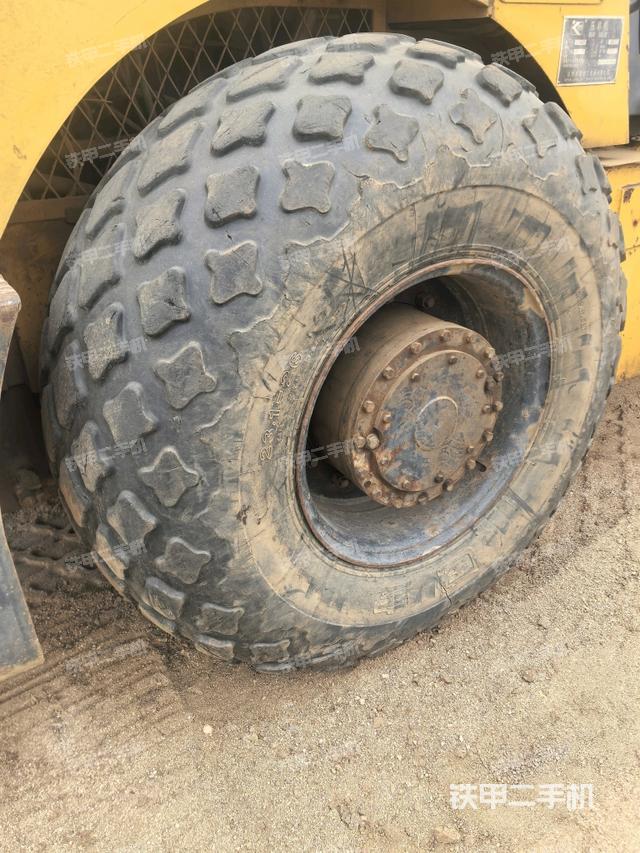 后輪右側(cè)全景（壓路機(jī)前后車架）