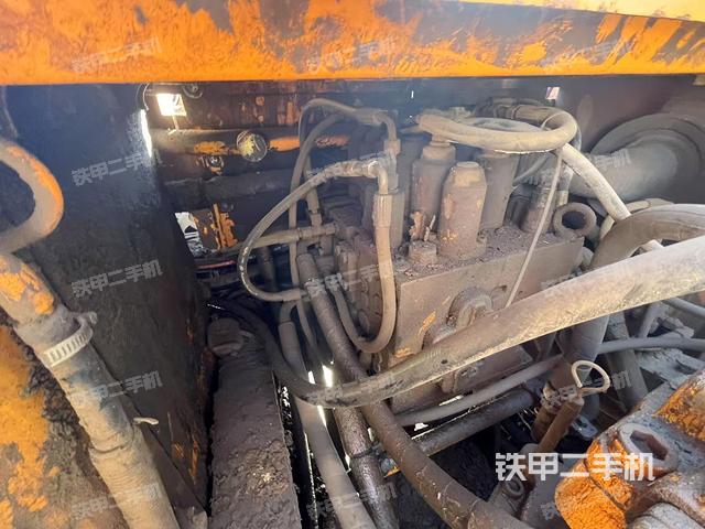 回轉(zhuǎn)馬達和主控閥(整機外觀) 回轉(zhuǎn)馬達和主控閥(整機外觀)