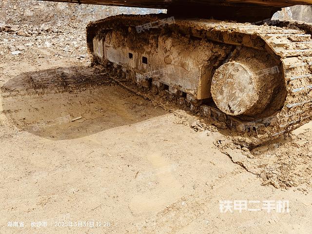 單側(cè)履帶整體(整機(jī)外觀) 單側(cè)履帶整體(整機(jī)外觀)