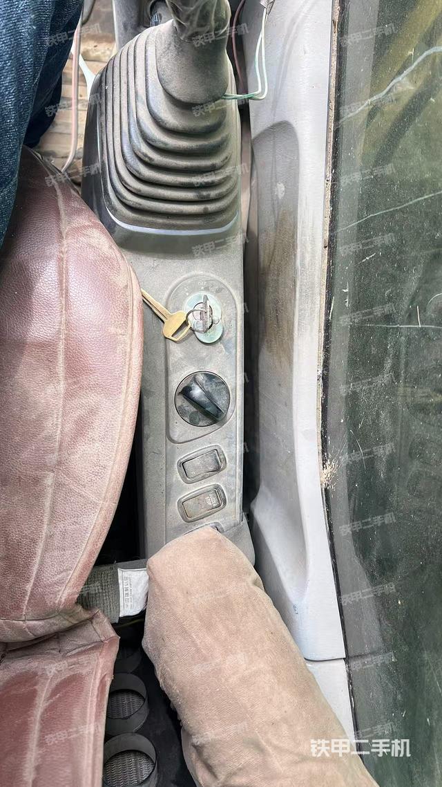 座椅右側控制臺/鑰匙門/油門/含右手柄（駕駛室部分）