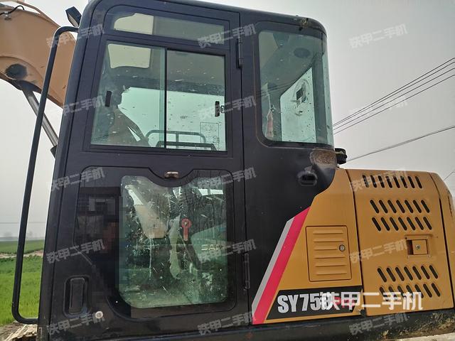 駕駛室整體(整機(jī)外觀) 駕駛室整體(整機(jī)外觀)
