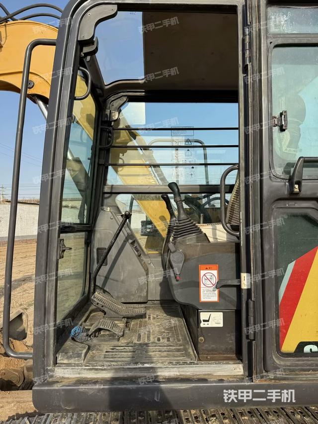 駕駛室頂部(整機(jī)外觀) 駕駛室頂部(整機(jī)外觀)