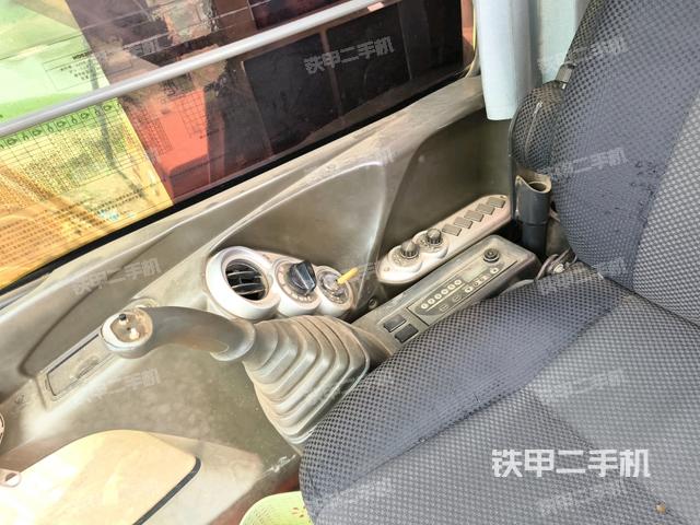 行走控制手柄和踏板?俯拍（駕駛室部分）