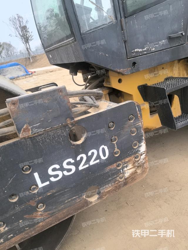 鉸接處油管全景（壓路機(jī)前后車架）