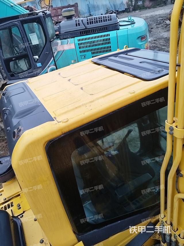 駕駛室頂部(整機(jī)外觀) 駕駛室頂部(整機(jī)外觀)