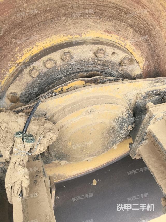 前輪左側(cè)減震塊連接及部件（壓路機(jī)前后車架）