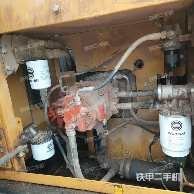 液压泵舱室正面整体（整机外观）