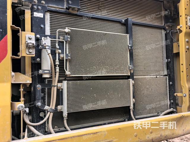 散熱器正面(大件艙室) 散熱器正面(大件艙室)