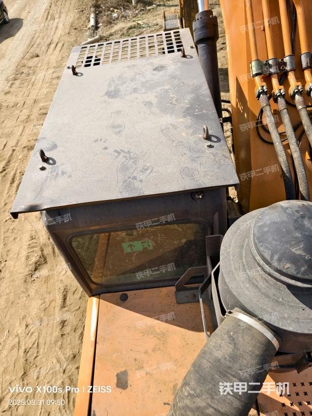 駕駛室頂部(整機(jī)外觀) 駕駛室頂部(整機(jī)外觀)