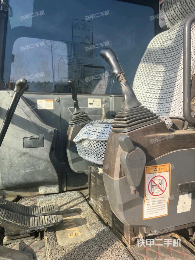 駕駛室頂部(整機外觀) 駕駛室頂部(整機外觀)