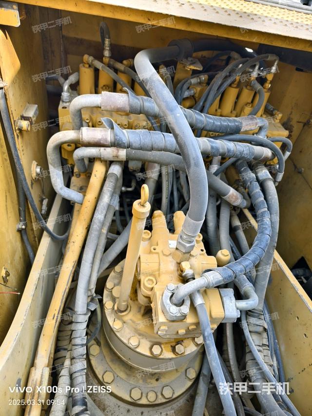 回轉(zhuǎn)馬達(dá)和主控閥（整機(jī)外觀）