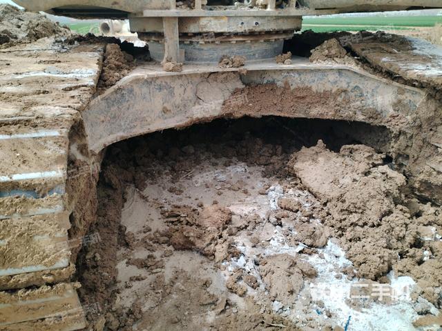 轉(zhuǎn)盤和下車架正前（工作和回轉(zhuǎn)裝置）