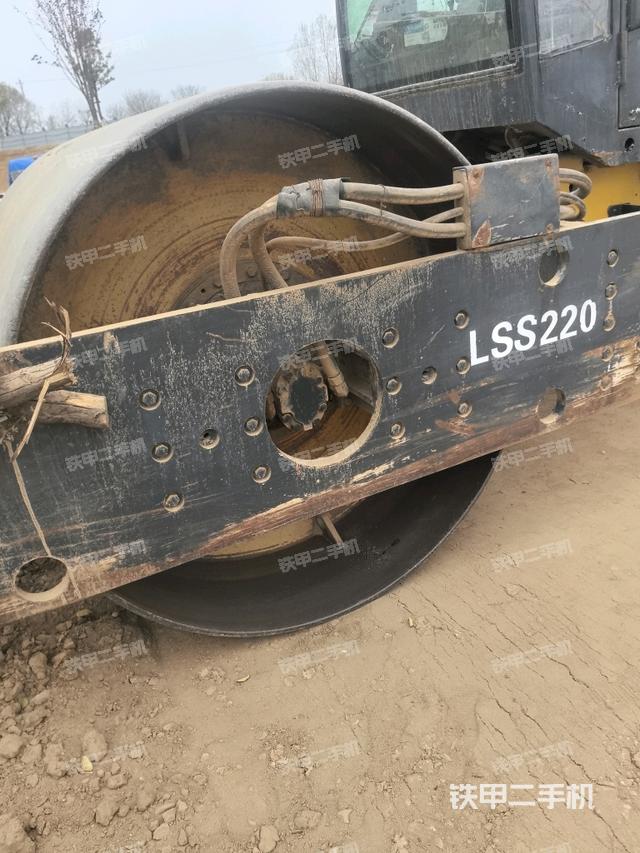 前車架正右側(cè)（壓路機(jī)前后車架）