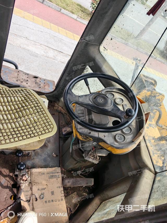 駕駛室工作臺(整機(jī)外觀及大件) 駕駛室工作臺(整機(jī)外觀及大件)
