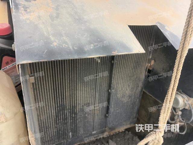 散熱器全景（壓路機(jī)發(fā)動(dòng)機(jī)艙）