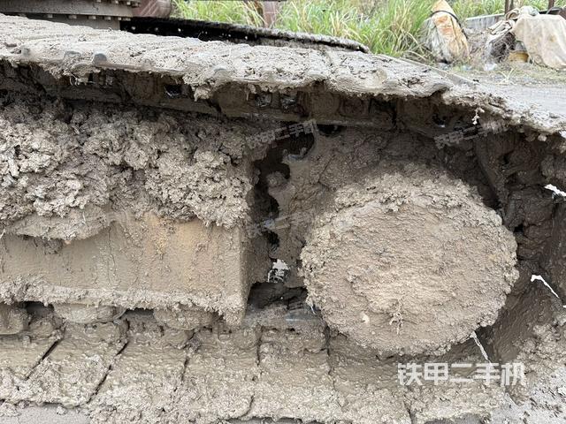 單側(cè)履帶整體(整機(jī)外觀) 單側(cè)履帶整體(整機(jī)外觀)