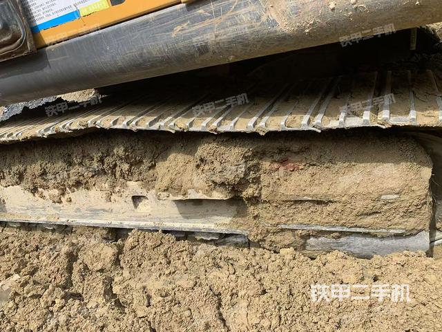 單側(cè)履帶整體(整機(jī)外觀) 單側(cè)履帶整體(整機(jī)外觀)