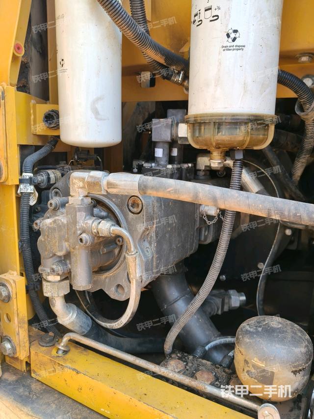 液壓泵艙室正面整體（整機外觀）