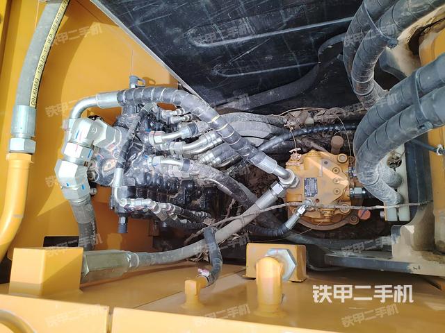 回轉(zhuǎn)馬達(dá)和主控閥(整機(jī)外觀) 回轉(zhuǎn)馬達(dá)和主控閥(整機(jī)外觀)