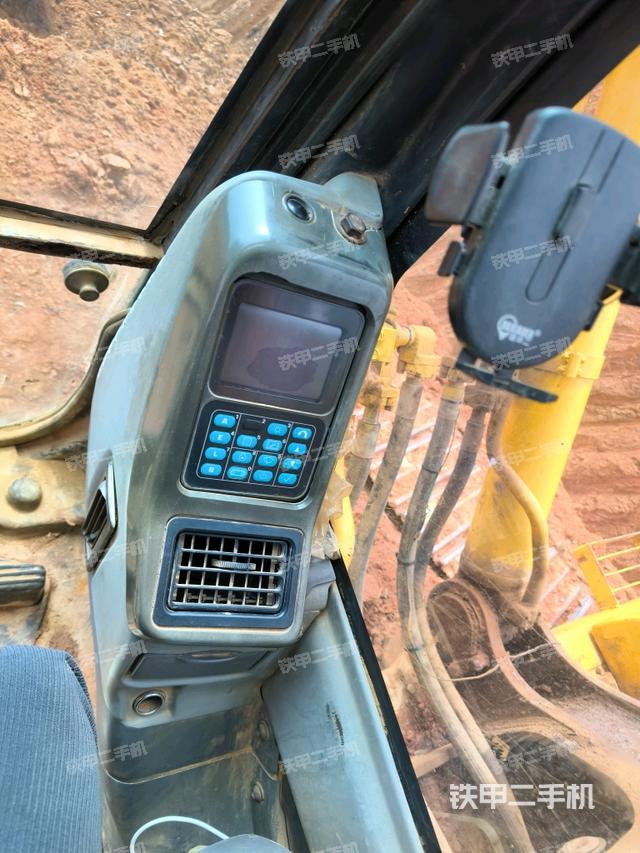 座椅右侧控制台/钥匙门/油门/含右手柄(驾驶室部分) 座椅右侧控制台/钥匙门/油门/含右手柄(驾驶室部分)