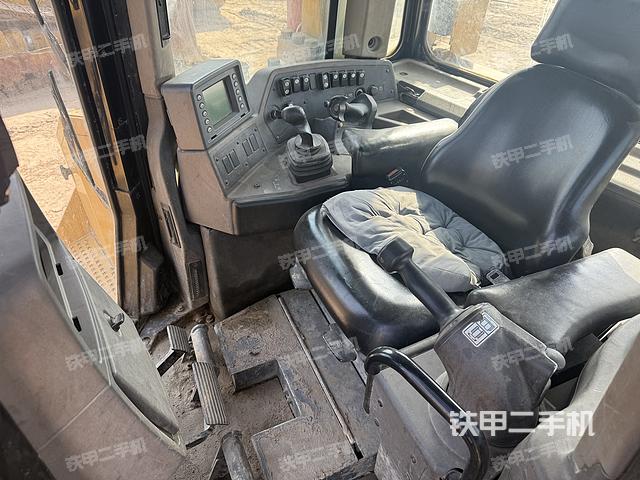 駕駛室操作臺（設(shè)備外觀及核心部件）